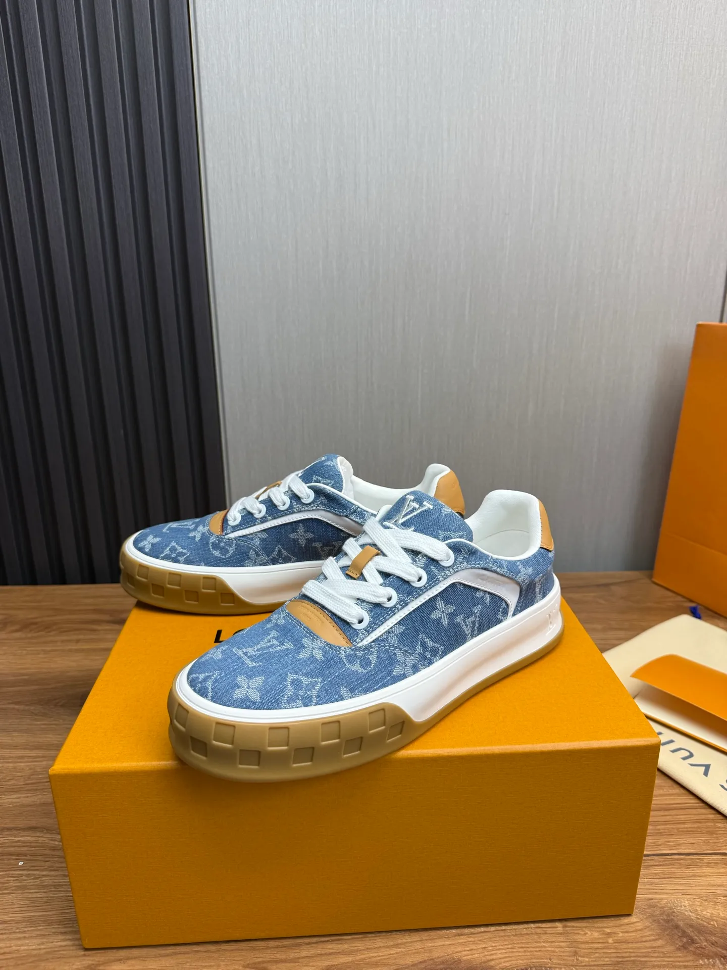Men's shoes 620💰 Lv. Top purchasing agent🇮🇹 Louis Vuitton, sports sneakers counter synchronization, uppers imported from Italy, high-quality splicing and complex handicrafts, imported mesh pads are soft and comfortable, soles: original factory special soles, TPU exclusive movable molded soles super comfortable, original factory single goods, 🔍🔍high quality, you can enter and exit the counter at will, welcome to compare, code number 38-44 (customized 38.45)